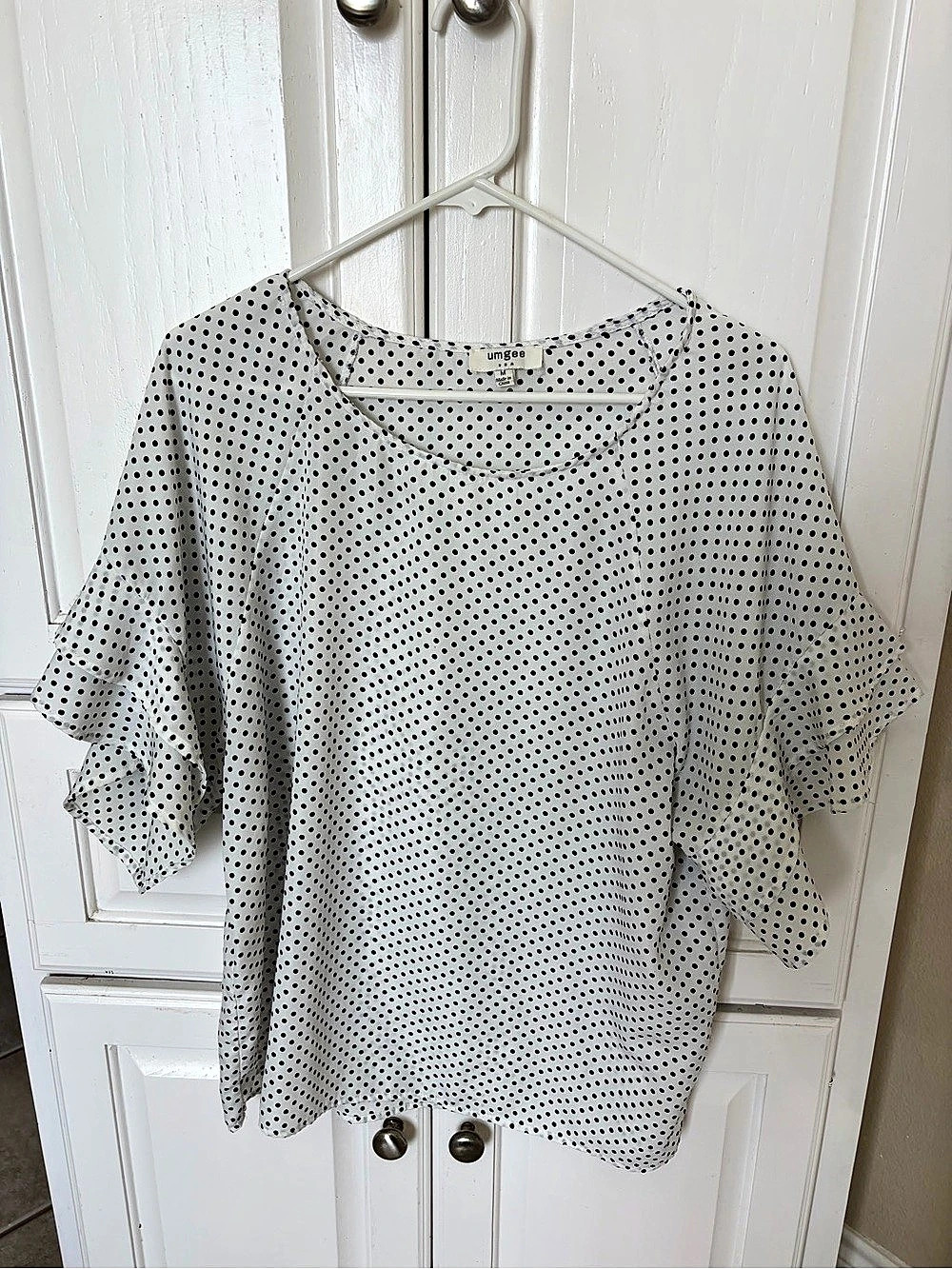 Umgee Polka Dot Blouse in White & Black Size Medium Like New
